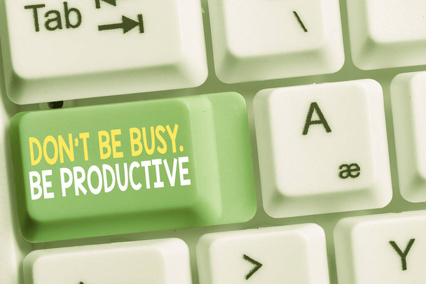 Textzeichen, die zeigen, dass man nicht beschäftigt ist, produktiv zu sein. konzeptionelle Fotoarbeit effizient organisieren Sie Ihren Zeitplan Zeit weiße PC-Tastatur mit leerem Notizpapier über weißem Hintergrund Schlüssel Kopierraum. - Foto, Bild
