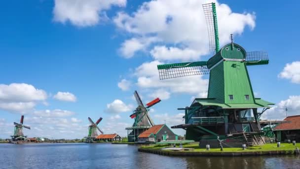 Windmühlen von Zaanse Schans in den Niederlanden im Zeitraffer. - Filmmaterial, Video