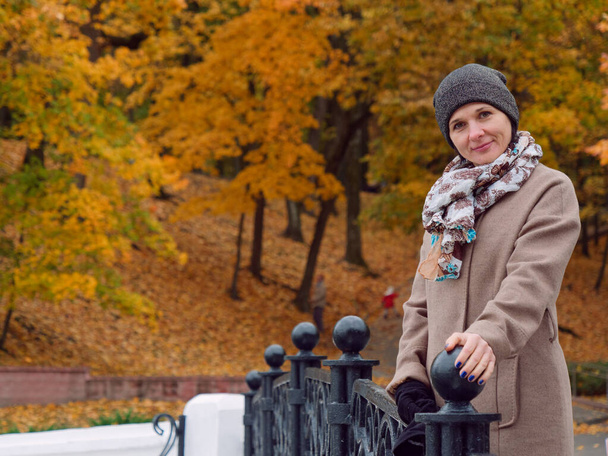 Beautiful brunette woman in autumn yellow park - Valokuva, kuva