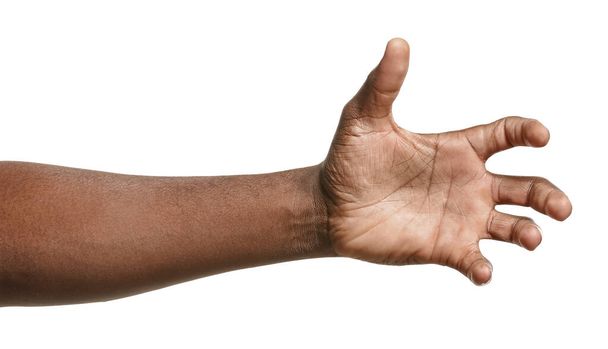 Hand eines afrikanisch-amerikanischen Mannes, der etwas auf weißem Hintergrund hält - Foto, Bild
