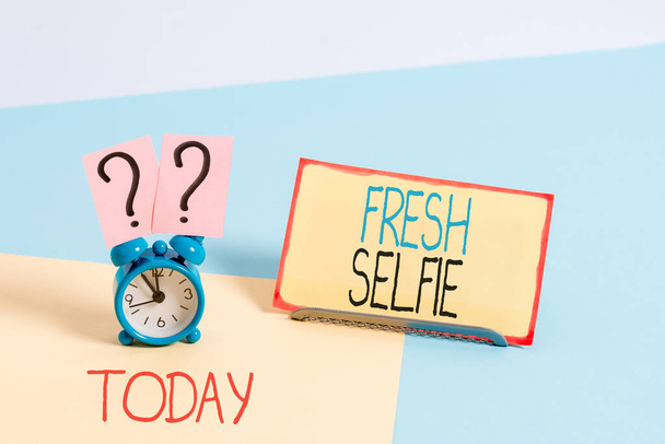 Signe texte montrant Fresh Selfie. Photo conceptuelle prendre une photo de vous-même sans filtre de maquillage ou modifier
. - Photo, image