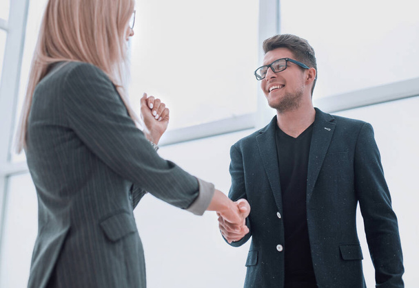 business man and business woman shaking hands - Foto, Imagen