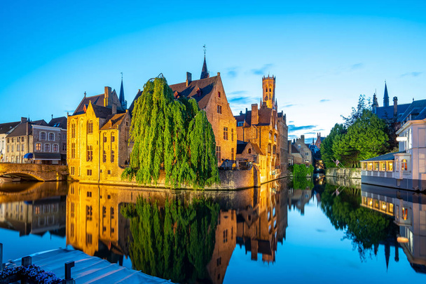 Stads skyline van Brugge 's nachts in Brugge, België - Foto, afbeelding