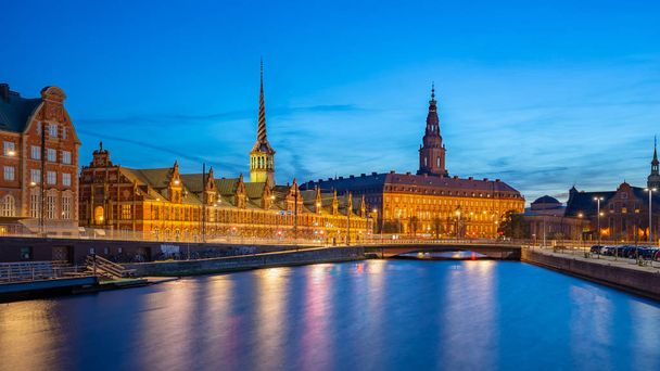 Danimarka 'nın Kopenhag şehrindeki Christiansborg Sarayı ile geceleyin Kopenhag şehri - Fotoğraf, Görsel