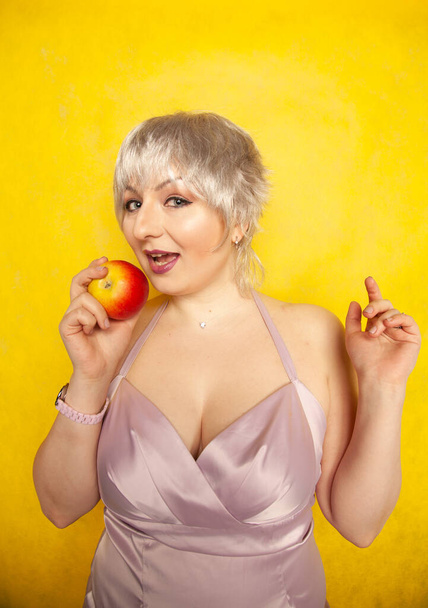 Közelkép csinos fiatal nő kezében egy alma shes hamarosan enni - Fotó, kép