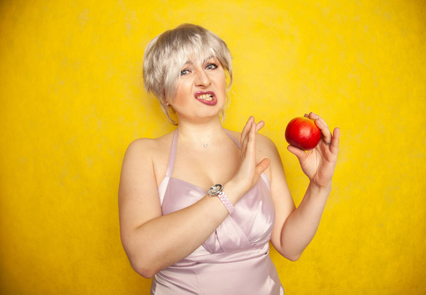 чарівна смішна жінка плюс розмір жінка з коротким волоссям показує нелюбов до фруктів
 - Фото, зображення