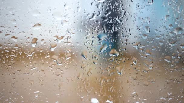 Het regent zwaar, valt op het raam - Video