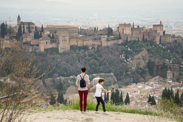 Madre e figlioletta guardando l'Alhambra
 - Foto, immagini
