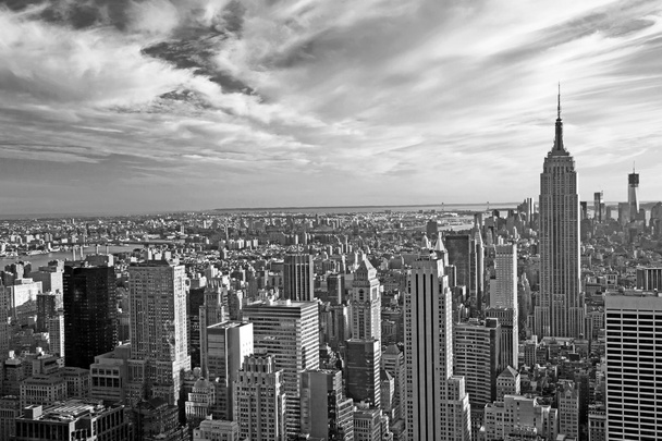 Монохроматический вид Манхэттена (Нью-Йорк, США)
) - Фото, изображение
