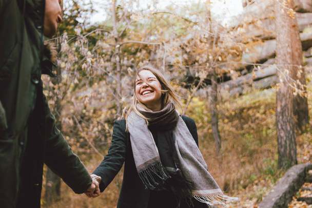 寒い季節に自然公園の森で一緒に歩いてカジュアルなスタイルで身に着けている愛の友人の幸せな若いカップル、家族の冒険旅行 - 写真・画像