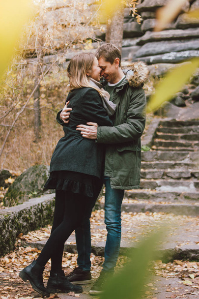 Szczęśliwa młoda para w miłości przyjaciele ubrani w stylu casual chodzenie razem po lesie parku przyrody w zimnym sezonie - Zdjęcie, obraz