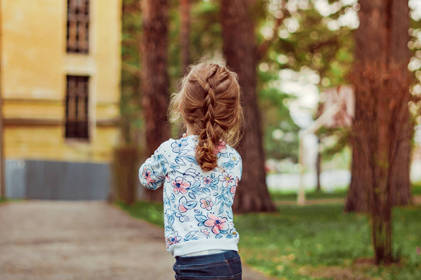mała dziewczynka radosna na ulicy - Zdjęcie, obraz