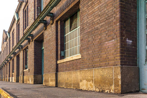 Βιομηχανικές αποθήκες σε κτίρια με κόκκινα τούβλα στις αποβάθρες της t - Φωτογραφία, εικόνα