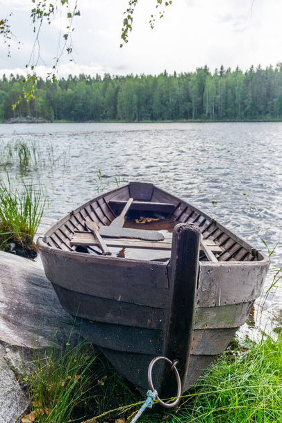Vieux bateau à rames en bois sur la rive du lac Saimaa en Finlan
 - Photo, image