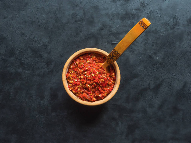 Salsa picante roja, ajo, pimiento rojo y especias
.  - Foto, Imagen