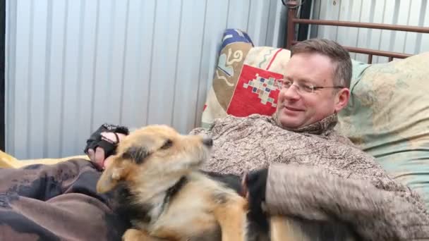 barátság ember és háziállat között, állatok - Felvétel, videó