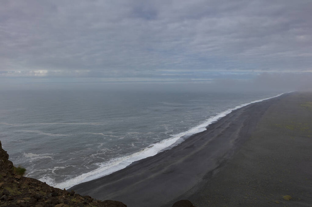 Рейно - фіхарський пляж Чорний пісок, знайдений на південному узбережжі Ісландії. - Фото, зображення