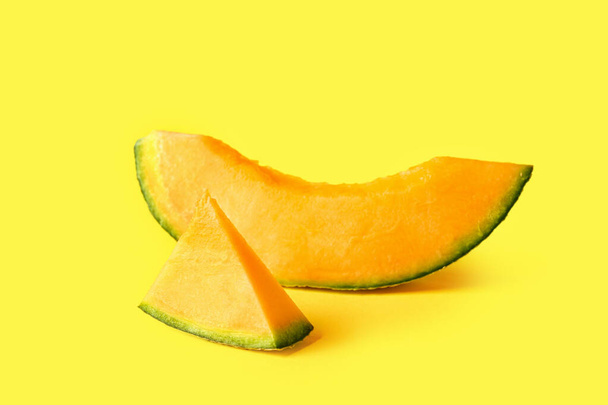 Slices of ripe melon on color background - Foto, Imagem