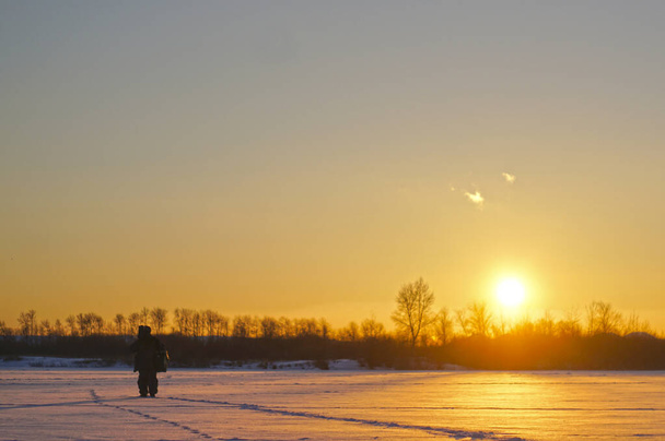 pescador silueta invierno pesca en el lago de invierno
 - Foto, Imagen