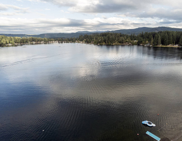 Superbes photos aériennes du magnifique lac Clear dans le comté de Pierce Eatonville, Washington
 - Photo, image