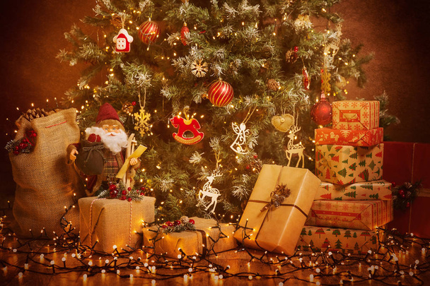 Karácsonyfa és ajándék ajándékok, Karácsonyi Ünnepi jelenet, Akasztás világítás dekorációk Játékok  - Fotó, kép