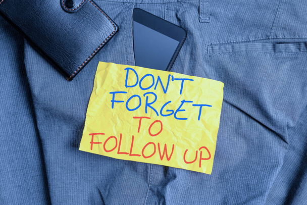 Записка, що показує Don T Forget to Follow Up. Ділове фото показує, просячи когось підтримувати зв'язок з іншими Смартфонами у передній кишені штанів з гаманцем.. - Фото, зображення