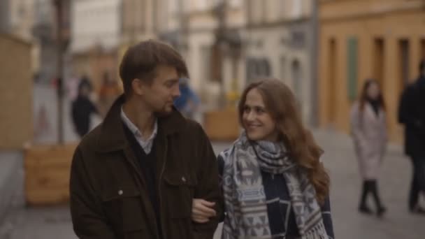glückliche und liebende Kerle und Mädchen spazieren durch die Straßen der Altstadt - Filmmaterial, Video