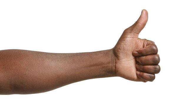 Main d'homme afro-américain montrant geste pouce vers le haut sur fond blanc
 - Photo, image