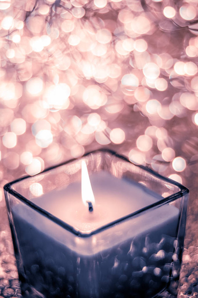 Блакитна ароматна свічка на Різдво та Новий рік блищить бекграу
 - Фото, зображення