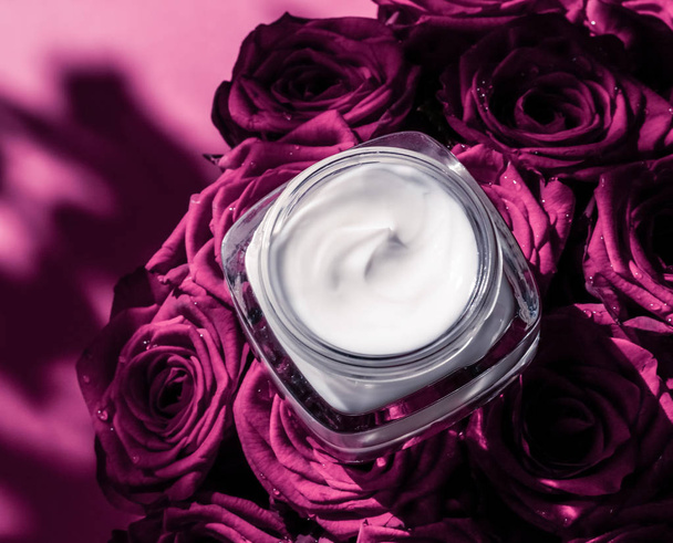 Zvlhčující krém na růžových růžích na obličeji, luxusní skinca - Fotografie, Obrázek