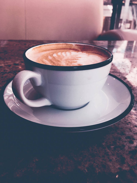Cappuccino para café da manhã na cafetaria, xícara de café na mesa em pa
 - Foto, Imagem