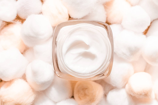 Crema facial de lujo para pieles sensibles y bolas de algodón naranja
  - Foto, imagen