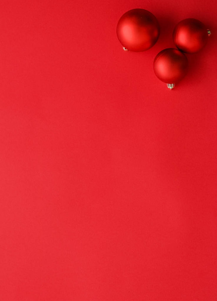 Christbaumkugeln auf rotem Flatlay-Hintergrund, Luxus-Winterurlaub - Foto, Bild