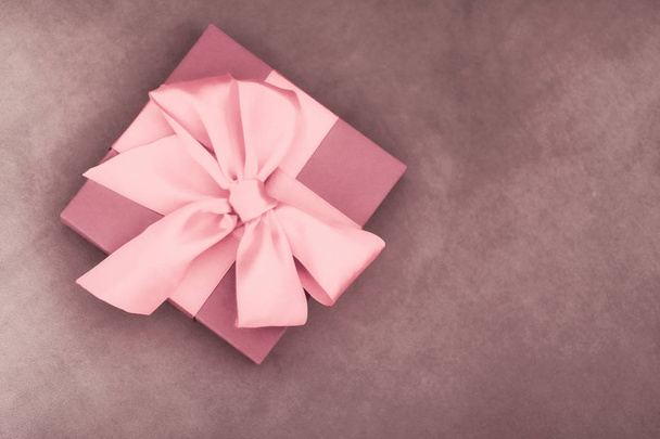 Vintage luxury holiday blush pink gift box with silk ribbon and  - Foto, Imagem