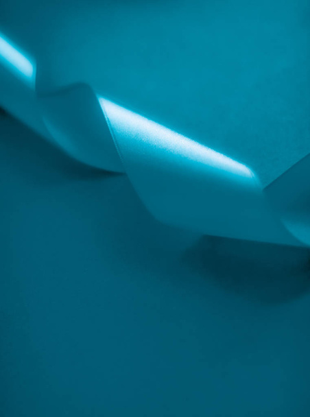 Αφηρημένη μεταξωτή κορδέλα σε μπλε φόντο aqua, αποκλειστική πολυτέλεια b - Φωτογραφία, εικόνα