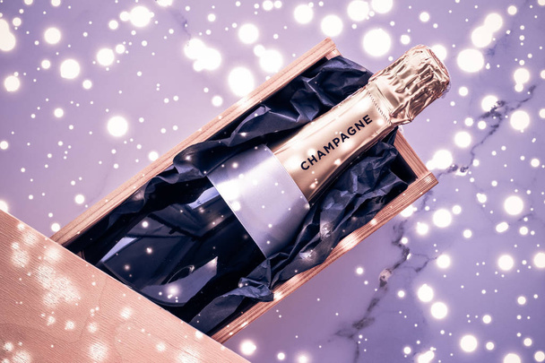 Láhev šampaňského a dárková krabička na fialové sváteční třpytky, Nový rok - Fotografie, Obrázek