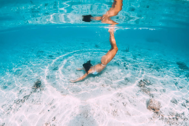 Mujer atractiva joven nadando bajo el agua en azul transparente o
 - Foto, Imagen
