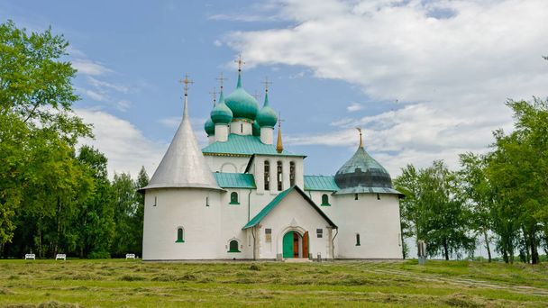 Monastyrshchino, Oroszország - 2009. június 8.: Radonezsi Szent Szergej templom a Kulikovo mezőn - Fotó, kép