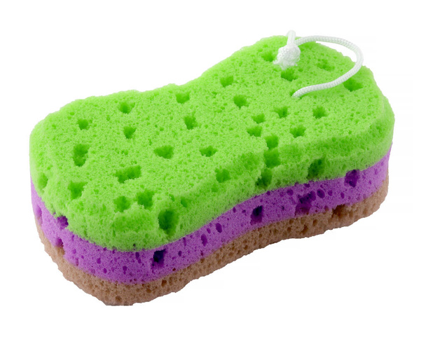 Esponja verde para lavar pratos em um fundo branco. A esponja tem uma superfície serrilhada. Pode ser usado para lavagem doméstica e de carro. - Foto, Imagem