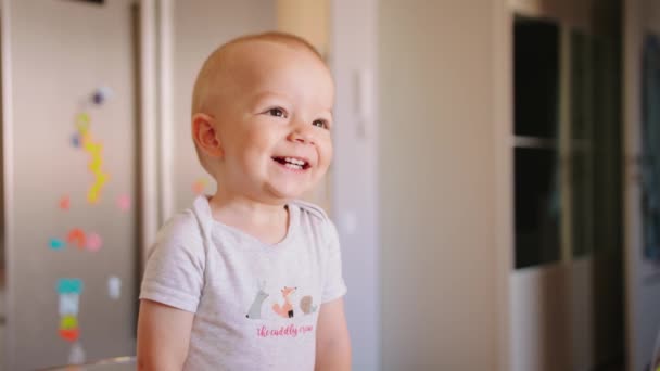 Baby Boy Standing and Laughing Indoors - Filmagem, Vídeo