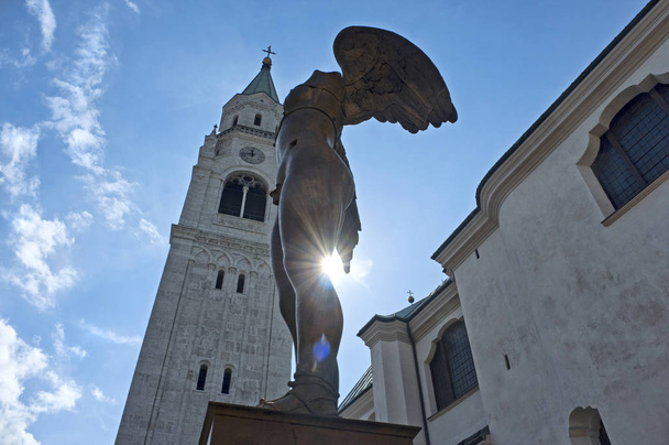 Cortina D 'Ampezzo Ιταλία, το καμπαναριό, η εκκλησία και ένα φτερωτό - Φωτογραφία, εικόνα