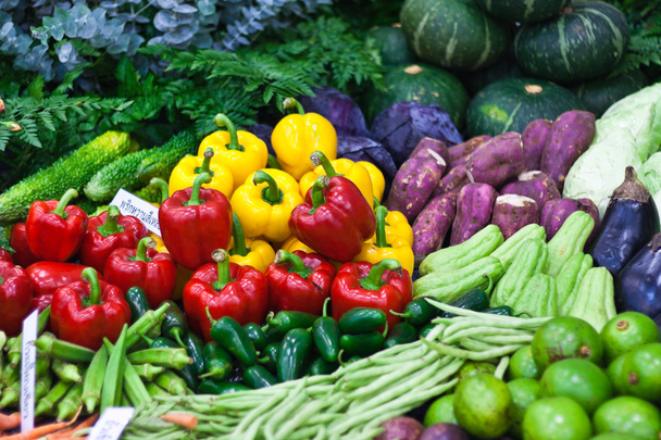 ώριμος κίτρινο, κόκκινο και πράσινο πιπεριές στην αγορά λαχανικά - Φωτογραφία, εικόνα
