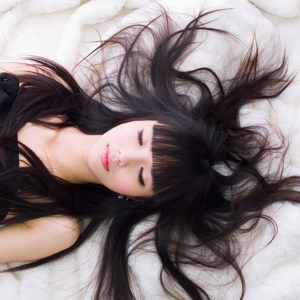 junge Mädchen mit schwarzen Haaren asiatisch japanisch - Foto, Bild
