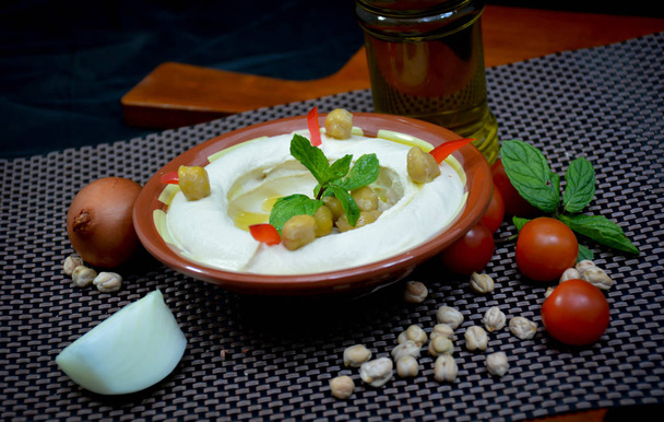Geleneksel doğu humusu tabağı. Geleneksel Arap yemekleri. Orta Doğu meze tabağı. - Fotoğraf, Görsel