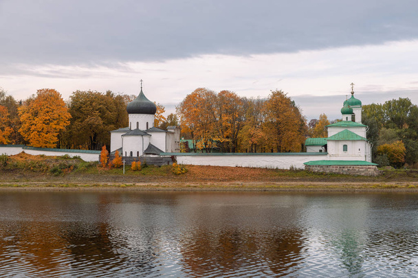 The Mirozhsky monastery. Spaso-Preobrazhensky Cathedral (12th century) and Stefanovskaya Church (17th century), Pskov, Russia - Foto, immagini