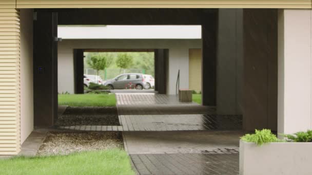 Wzór deszczowy na budynku i na ziemi - Materiał filmowy, wideo