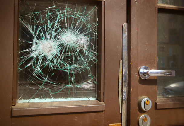 Ventana rota en la puerta por vandalismo
 - Foto, imagen