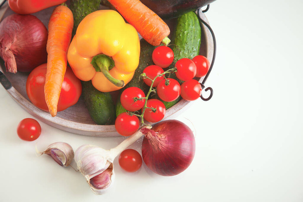 Composition avec assortiment de légumes biologiques crus sur la table
 - Photo, image