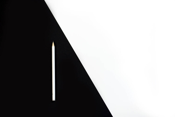 Siyah ve beyaz arkaplanda beyaz kalem - Fotoğraf, Görsel