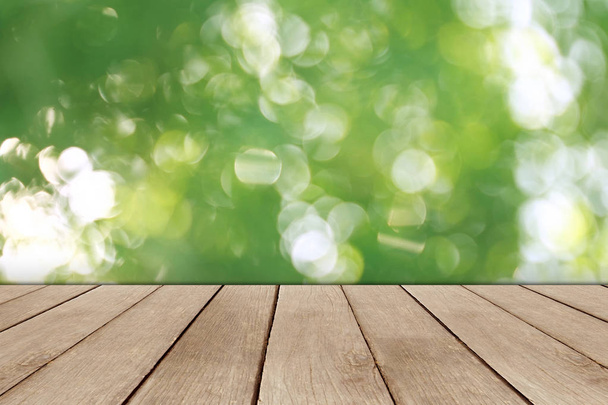 Barna fa asztal előtt zöld bokeh puha homályos háttér  - Fotó, kép